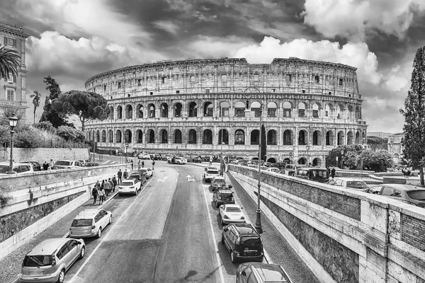 Vista sobre o Anfiteatro Flaviano, também conhecido como Coliseu de Roma, Itália — Fotografia de Stock