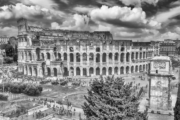 Vista aérea del Coliseo y Arco de Constantino, Roma — Foto de Stock