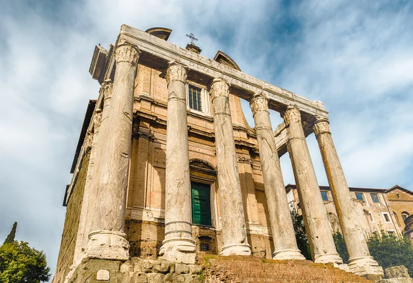Ruines du Temple d'Antonin et Faustine à Rome, Italie — Photo