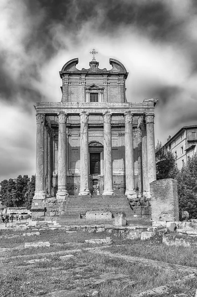 Ruïnes van de tempel van Antoninus en Faustina in Rome, Italië — Stockfoto