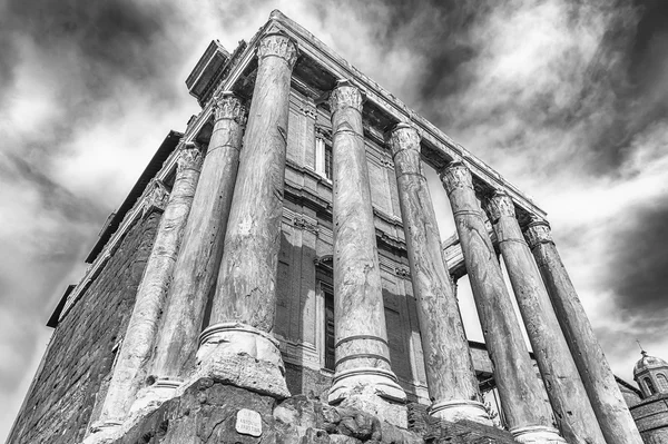 Ruïnes van de tempel van Antoninus en Faustina in Rome, Italië — Stockfoto