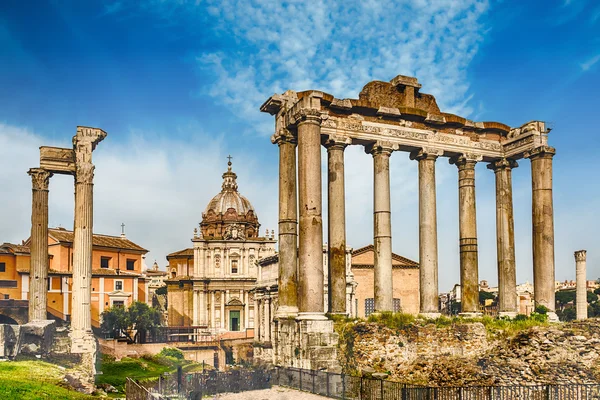 イタリア、ローマのフォーラムの遺跡の上の風光明媚なビュー — ストック写真