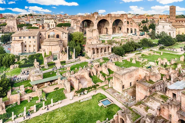 Γραφική θέα πάνω από τα ερείπια της Ρωμαϊκής φόρουμ, Ιταλία — Φωτογραφία Αρχείου