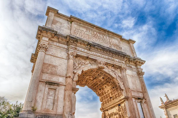 O icônico Arco de Tito no Fórum Romano, Roma — Fotografia de Stock