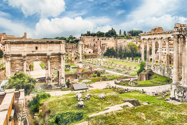 イタリア、ローマのフォーラムの遺跡の上の風光明媚なビュー — ストック写真