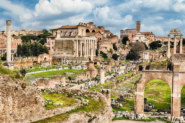 Vista panorámica de las ruinas del Foro Romano, Italia — Foto de Stock