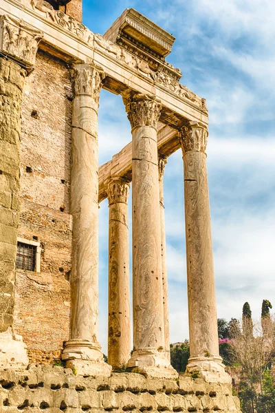 Руїни Храм Антоніна та Фаустіни в Римі, Італія — стокове фото