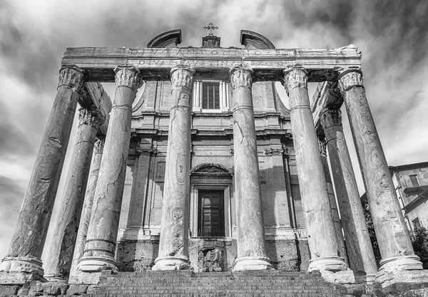 Ruïnes van de tempel van Antoninus en Faustina in Rome, Italië — Stockfoto