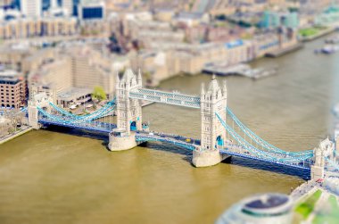 Havadan görünümü, kule Köprüsü, Londra, İngiltere. Uygulanan tilt-shift efekti