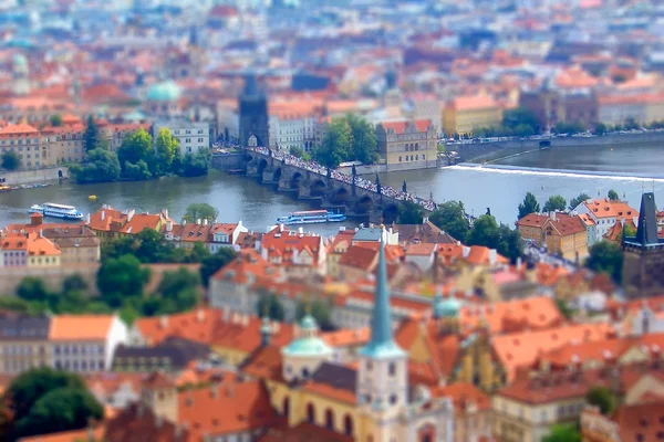 Vista panorâmica de Praga e da Ponte Charles. Efeito de deslocamento de inclinação aplicado — Fotografia de Stock