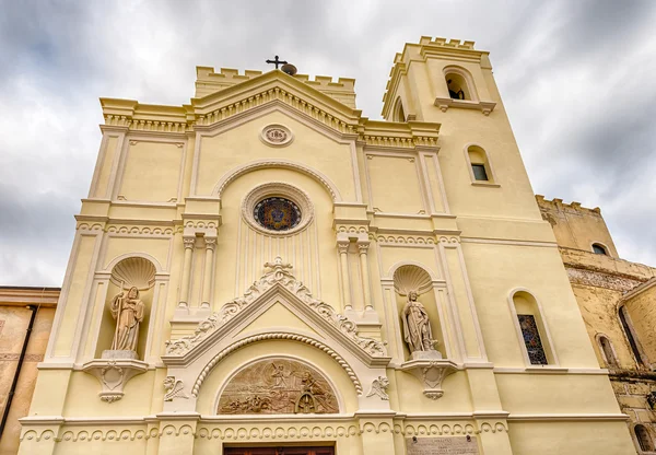 Schilderachtige gevel van St. Francis Church in Pizzo Calabro, Italië — Stockfoto
