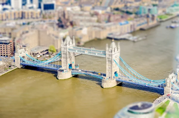 Vista aérea da Tower Bridge, Londres, Reino Unido. Efeito de deslocamento de inclinação aplicado — Fotografia de Stock