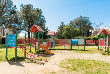 Çocukları içeri bir kentsel kamu park, İtalya için renkli oyun alanı