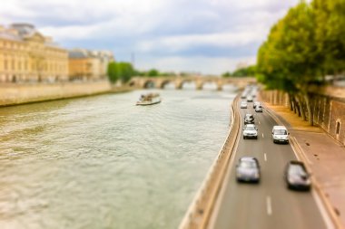 Paris'in merkezinde Seine. Uygulanan tilt-shift efekti