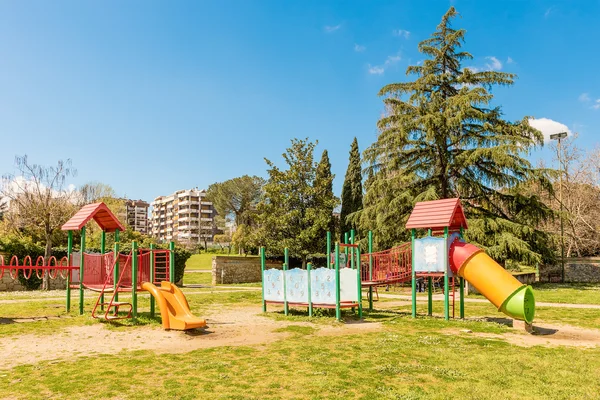 Πολύχρωμη παιδική χαρά για τα παιδιά μέσα σε ένα αστικό δημόσιο πάρκο, Ιταλία — Φωτογραφία Αρχείου