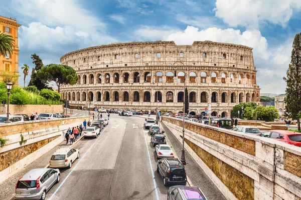 Blick über das flavische Amphitheater, auch bekannt als Kolosseum in Rom, Italien — Stockfoto