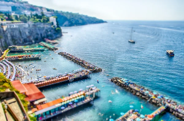 Flyg foto över Sorrentos hamn, Italien. Tilt-Shift-effekt tillämpad — Stockfoto