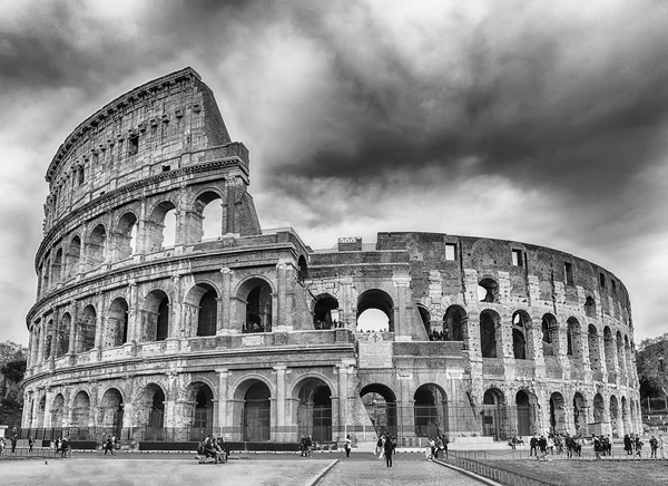 Vedere peste Amfiteatrul Flavian, aka Colosseum din Roma, Italia — Fotografie, imagine de stoc