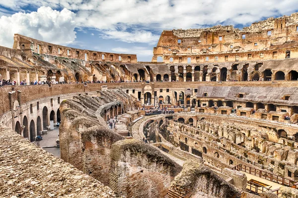 Interno dell'Anfiteatro Flavio, aka Colosseo a Roma, Italia — Foto Stock