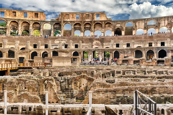フラウィウス円形闘技場、別名コロシアム ローマ、イタリアのインテリア — ストック写真