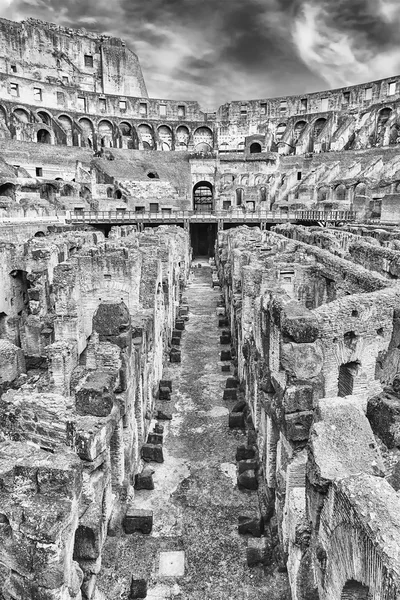 Interior do Anfiteatro Flaviano, também conhecido como Coliseu de Roma, Itália — Fotografia de Stock