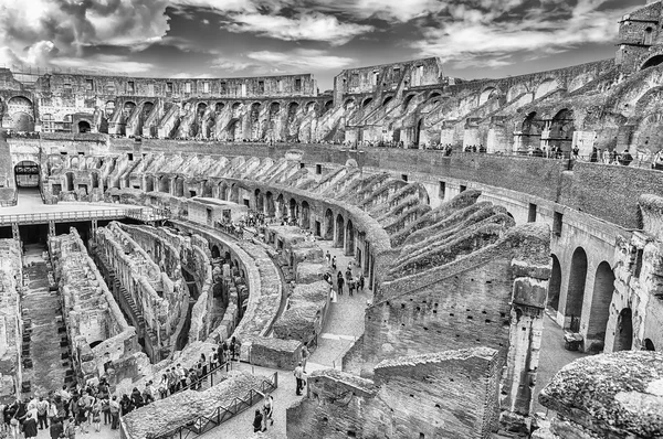 Interior do Anfiteatro Flaviano, também conhecido como Coliseu de Roma, Itália — Fotografia de Stock