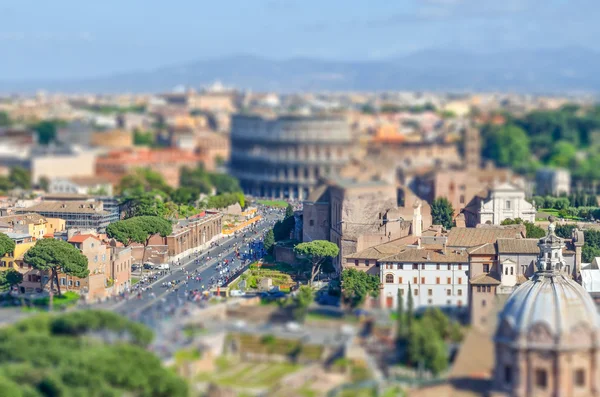 El Coliseo y el Foro Romano, Roma. Efecto de desplazamiento de inclinación aplicado — Foto de Stock