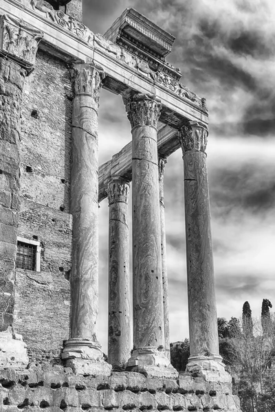 Ruinas del Templo de Antonino y Faustina en Roma, Italia —  Fotos de Stock