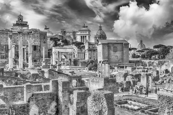 Vista panorâmica sobre as ruínas do Fórum Romano, Itália — Fotografia de Stock