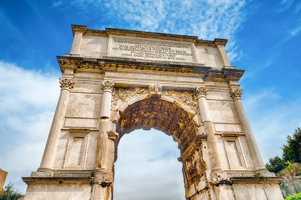 O icônico Arco de Tito no Fórum Romano, Roma — Fotografia de Stock