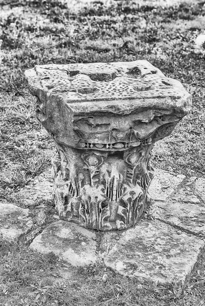 Ruines romaines des colonnes corinthiennes sur la colline palatine à Rome — Photo