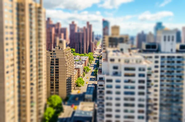 Vista aérea de 2nd Avenue Manhattan. Efecto de desplazamiento de inclinación aplicado —  Fotos de Stock