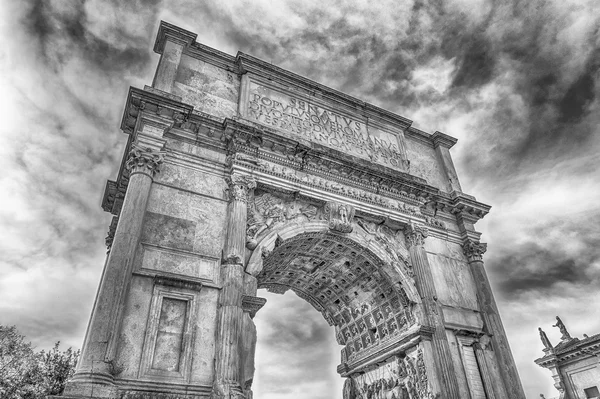 El icónico Arco de Tito en el Foro Romano, Roma — Foto de Stock