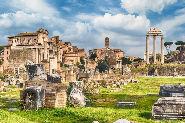 イタリア、ローマのフォーラムの遺跡の上の風光明媚なビュー — ストック写真