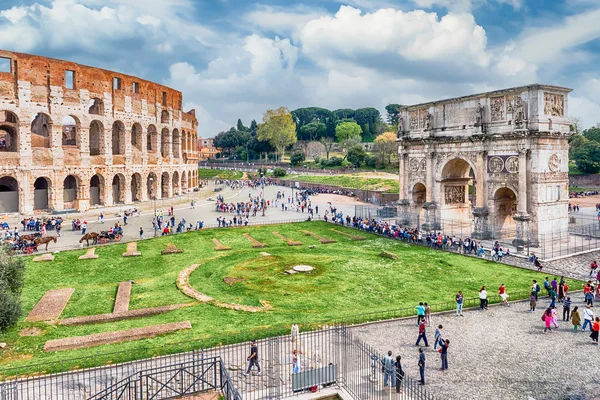 Vista aérea del Coliseo y Arco de Constantino, Roma — Foto de Stock