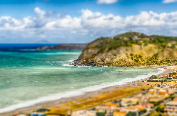 Medelhavsstrand i Milazzo på Sicilien. Tilt-Shift effekt tillämpas — Stockfoto