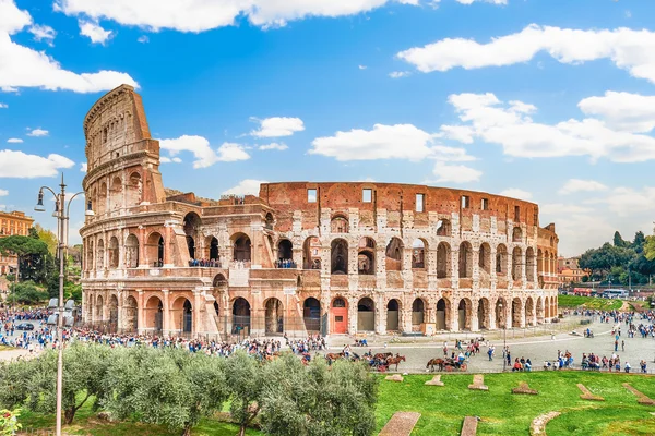 Blick über das flavische Amphitheater, auch bekannt als Kolosseum in Rom, Italien — Stockfoto