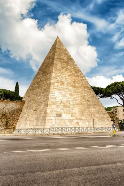 Piramide di Cestio, simbolo di Roma, Italia — Foto Stock