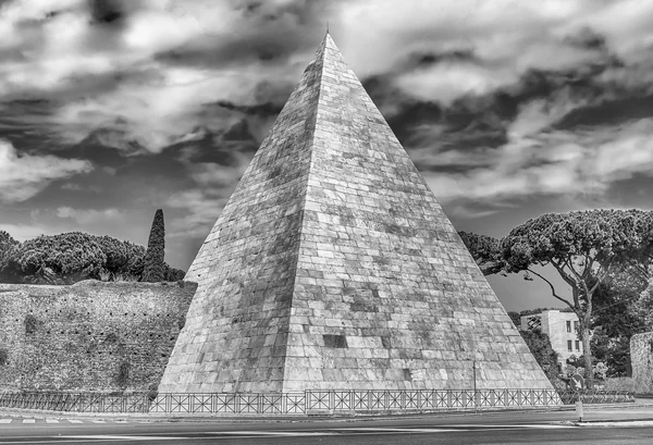 Pyramida Cestiova, kultovní mezník v Římě, Itálie — Stock fotografie