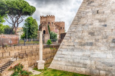 Cestius Porta San Paolo, Roma, İtalya, yakınındaki Piramidi