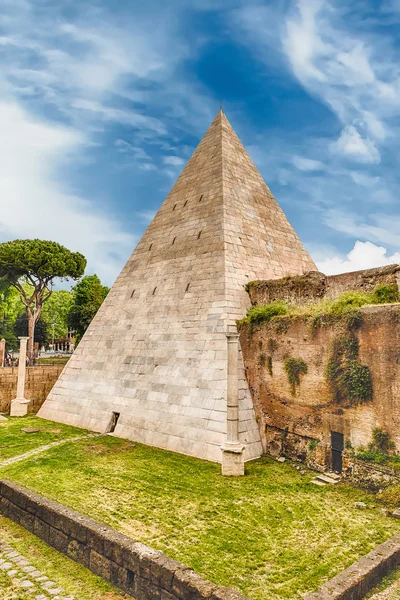 Pirâmide de Céstio, marco icônico em Roma, Itália — Fotografia de Stock