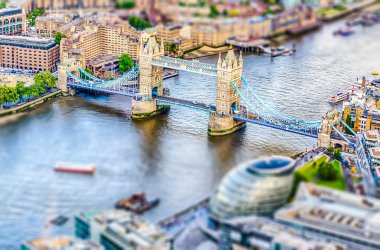 Tower Bridge'in havadan görünümü, Londra. Uygulanan eğim kaydırma efekti