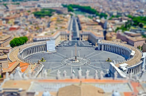 Plaza de San Pedro en Roma, Ciudad del Vaticano. Efecto de desplazamiento de inclinación aplicado —  Fotos de Stock