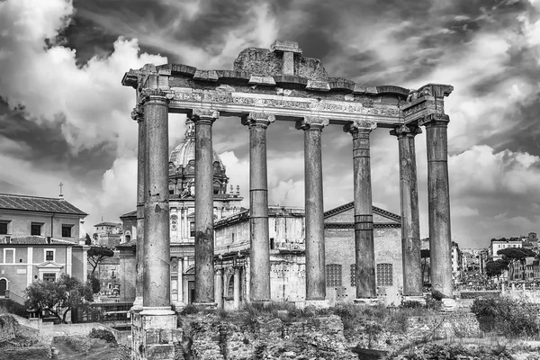 Templo de las ruinas de Saturno en el Foro Romano, Roma, Italia — Foto de Stock