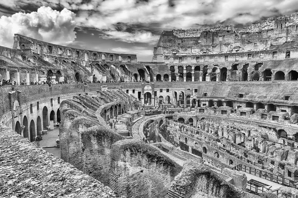 Interior do Anfiteatro Flaviano, também conhecido como Coliseu de Roma, Itália — Fotografia de Stock