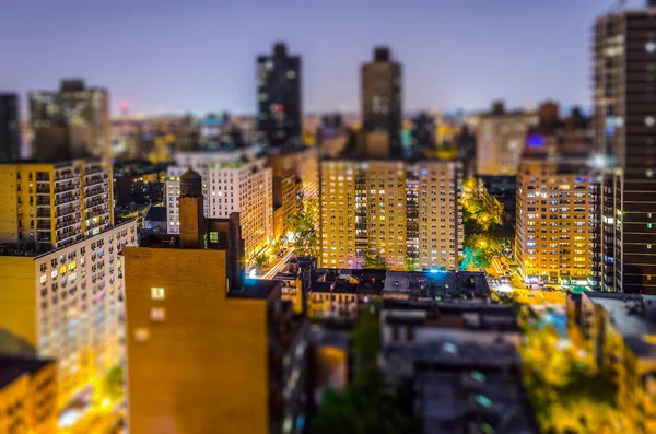 Vista aérea de Manhattan por la noche. Efecto de desplazamiento de inclinación aplicado —  Fotos de Stock