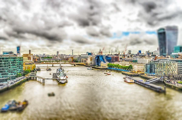 Vista aérea del río Támesis, Londres. Efecto de desplazamiento de inclinación aplicado —  Fotos de Stock