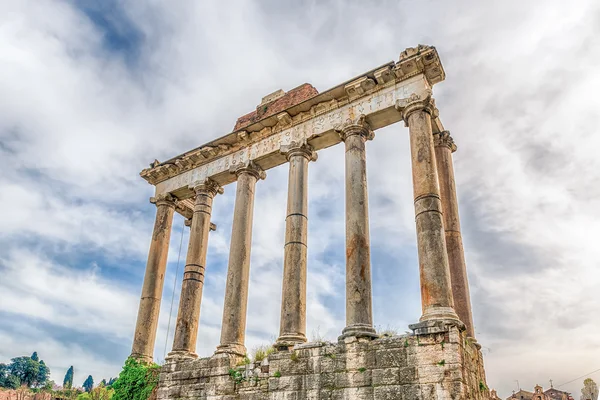 Храм Сатурна руїни в римському форумі, Рим, Італія — стокове фото