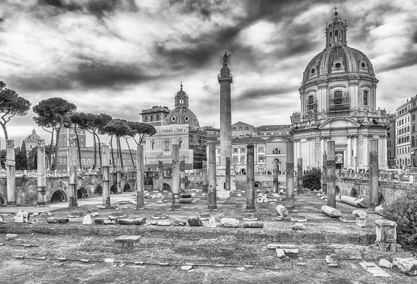 Ruínas cênicas do Fórum e Coluna de Trajano em Roma — Fotografia de Stock