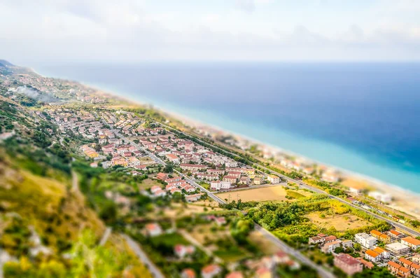 Luchtfoto van kust in Calabrië, Italië. Tilt-shift effect toegepast — Stockfoto